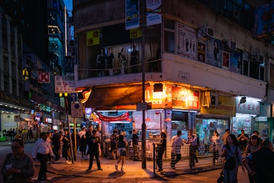 为什么选择香港作为创业基地？