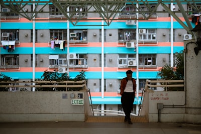 香港企业家计划面临的挑战：土地、人才与市场