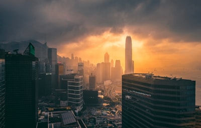 时代浪潮下的香港：挑战与机遇并存